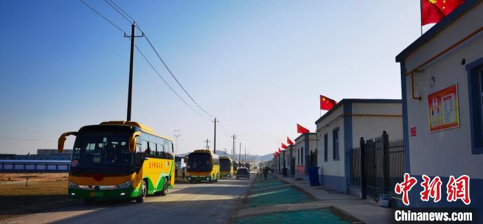 圖為搬遷民眾抵達安置區(qū)?！∥航ㄜ?攝