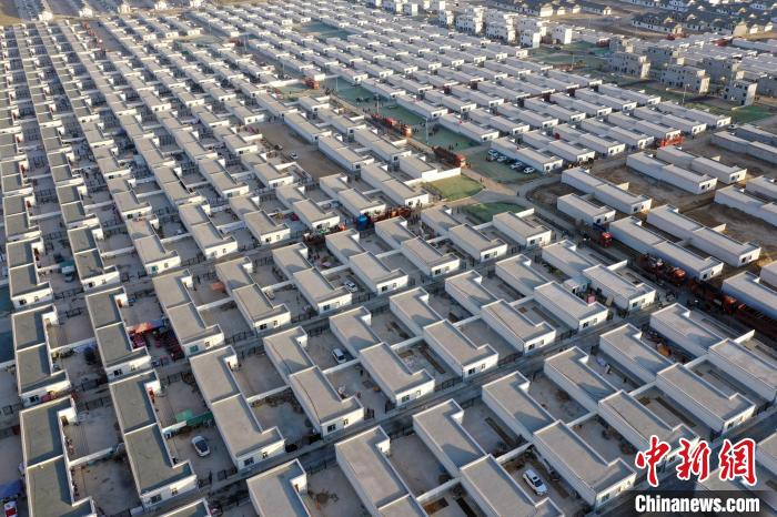 圖為蘭州新區(qū)移民安置區(qū)?！《P 攝