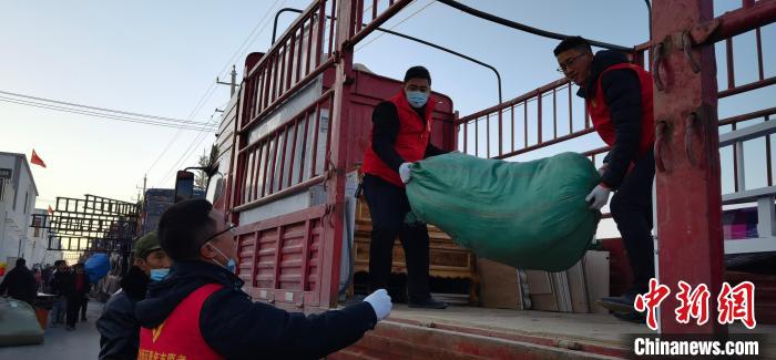 圖為志愿者幫忙搬運家具等物資?！∥航ㄜ?攝