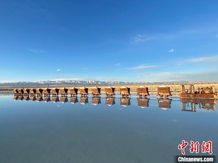 圖為小火車倒影在湖中，湖面如圖明鏡一般?！●R翔 攝