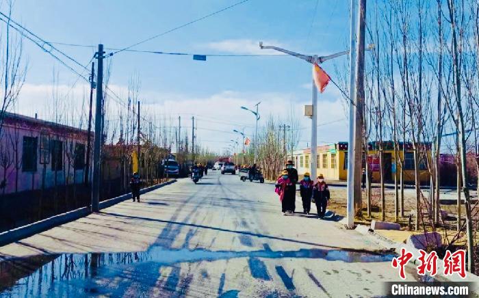 圖為黃河源昆侖社區(qū)馬路的一角?！「駹柲臼形麄鞑?供圖
