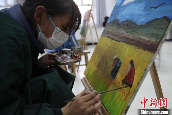 圖為學(xué)生跟著老師學(xué)習(xí)繪畫?！『F龍 攝