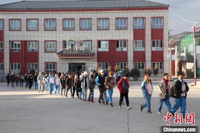 圖為瑪沁縣第一民族中學(xué)?！『F龍 攝