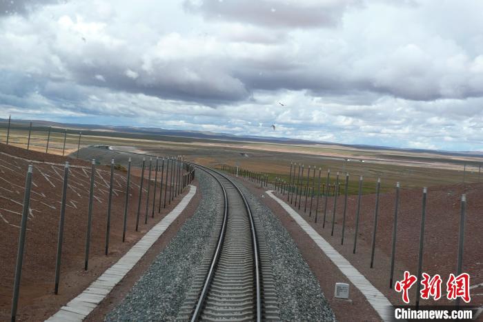 圖為熱棒技術(shù)在青藏鐵路凍土區(qū)的應(yīng)用。(資料圖) 中鐵西北科學(xué)研究院供圖