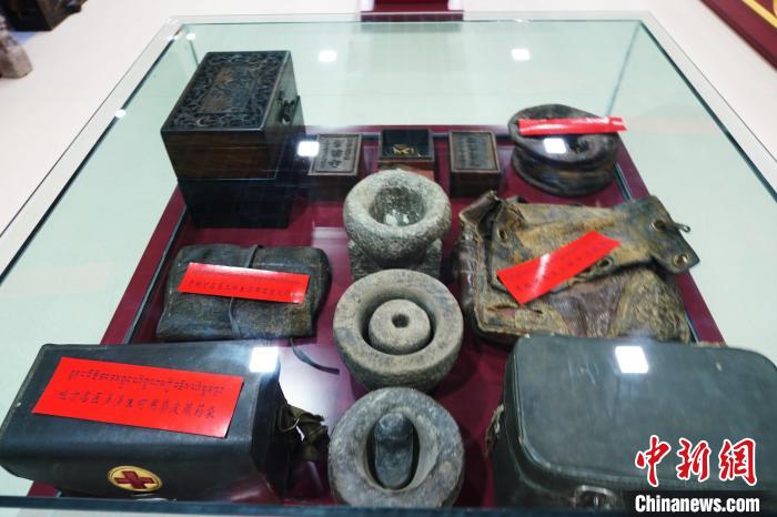 圖為藏醫(yī)傳統(tǒng)制藥石鍋石槽?！●R銘言 攝