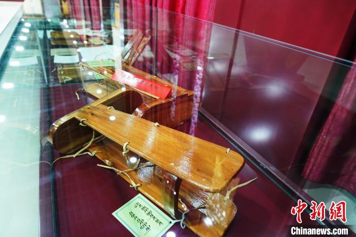 圖為藏醫(yī)外治骨科夾板?！●R銘言 攝