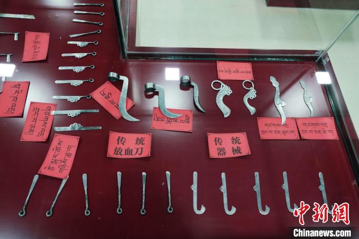 圖為藏醫(yī)古傳統(tǒng)醫(yī)療器械?！●R銘言 攝