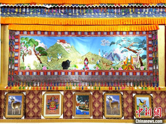 圖為藏繡作品?！∑钤鲚?攝