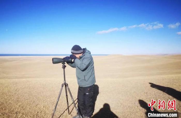 圖為工作人員正在進(jìn)行監(jiān)測(cè)?！∏嗪：皡^(qū)保護(hù)利用管理局供圖