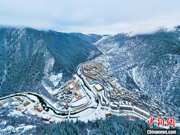 壤塘的雪后美景?！∪捞量h融媒體中心供圖