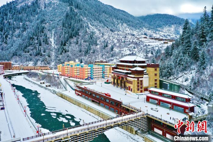 壤塘的雪后美景?！∪捞量h融媒體中心供圖