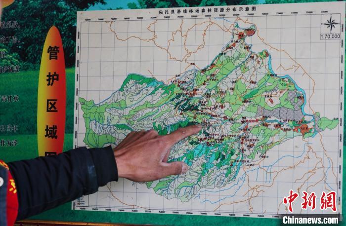 圖為桑杰加介紹管護區(qū)域分布?！●R銘言 攝