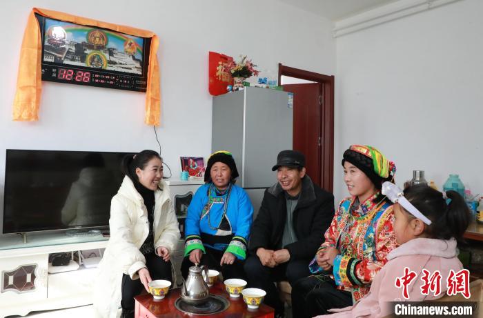 新家是兩層小樓房，一樓布置得充滿現(xiàn)代感，喝著藏式奶茶，一家人聊著今年春節(jié)怎么過?！《∷?攝