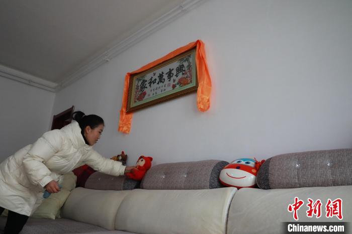 27日，春節(jié)將至，楊周馬草打掃房屋，拆洗沙發(fā)靠墊等?！《∷?攝