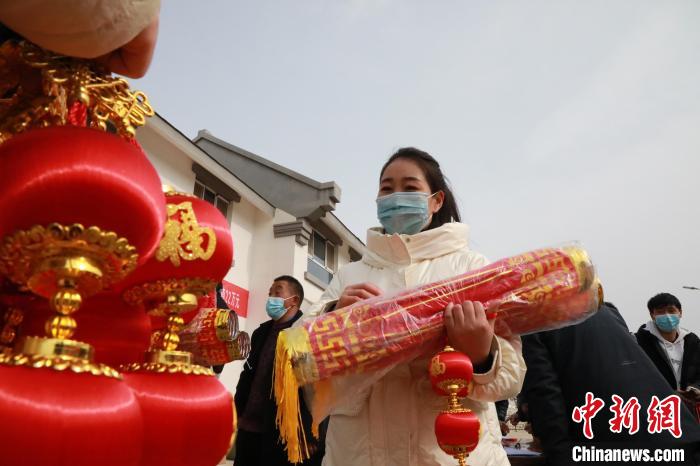 27日，蘭州新區(qū)為舟曲避險(xiǎn)搬遷移民送“春節(jié)包”，楊周馬草前往領(lǐng)取，紅色寓意來年的日子紅紅火火?！∥航ㄜ?攝