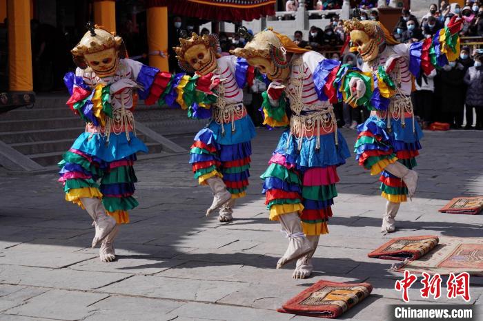 圖為塔爾寺僧侶進(jìn)行“跳欠”儀式?！●R銘言 攝