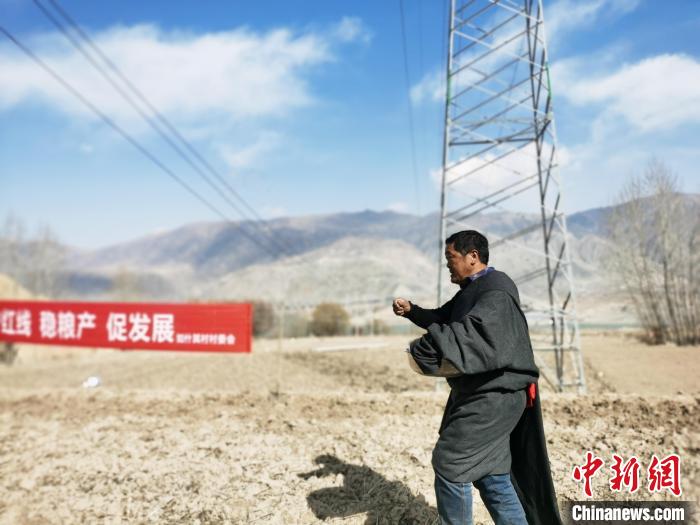 圖為藏族民眾撒種、施肥?！?zhí)砀?攝