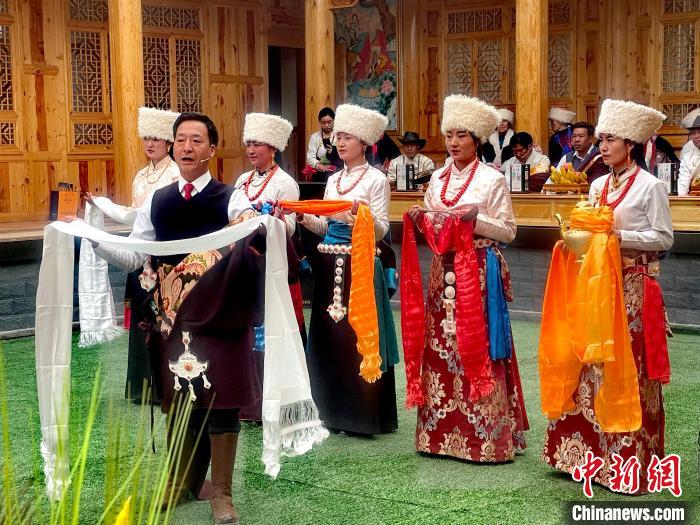 圖為“村晚”現(xiàn)場(chǎng)?！±钣穹?攝