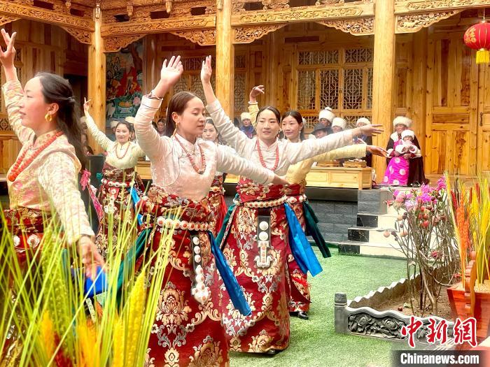 圖為藏族女性載歌載舞。　李玉峰 攝