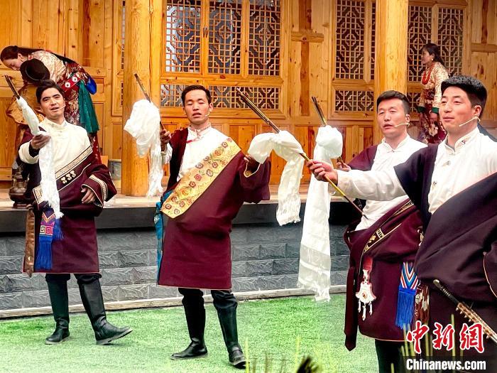 圖為藏族漢子表演節(jié)目?！±钣穹?攝