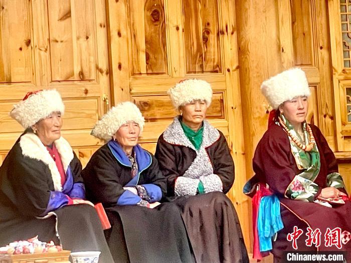 圖為藏族女性觀看“村晚”?！±钣穹?攝