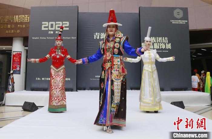 圖為模特展示蒙古族服飾。　馬銘言 攝