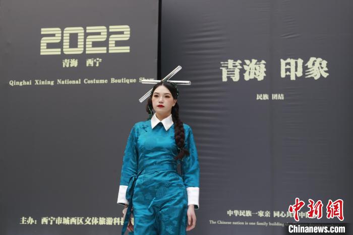 圖為模特展示少數(shù)民族服飾?！●R銘言 攝