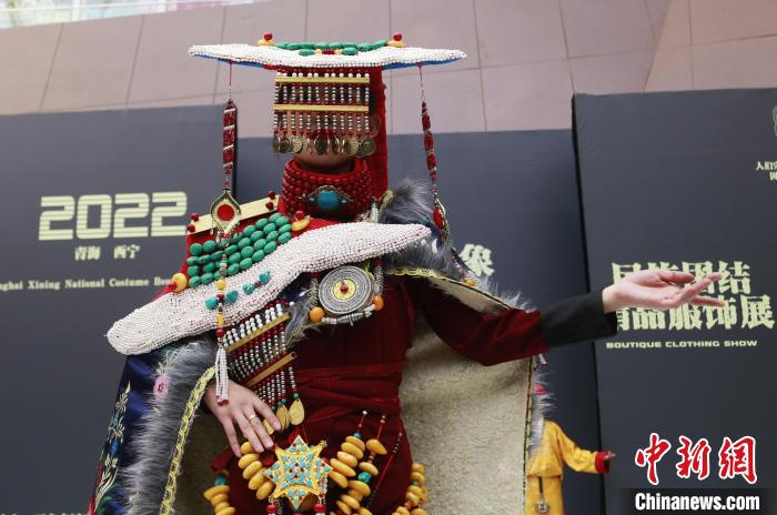 圖為模特展示藏族服飾。　馬銘言 攝