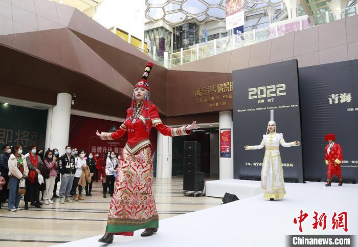 圖為模特身穿民族服飾進(jìn)行走秀?！●R銘言 攝