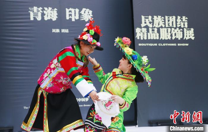 圖為模特身穿土族服飾進(jìn)行“土族刺繡”表演?！●R銘言 攝