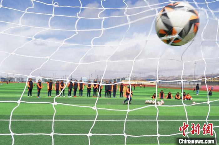 圖為孩子們進(jìn)行射門訓(xùn)練?！●R銘言 攝