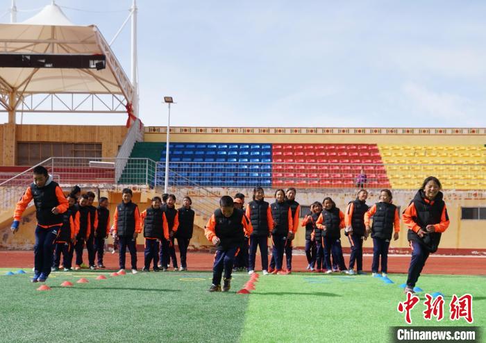 圖為孩子們正在進(jìn)行訓(xùn)練?！●R銘言 攝