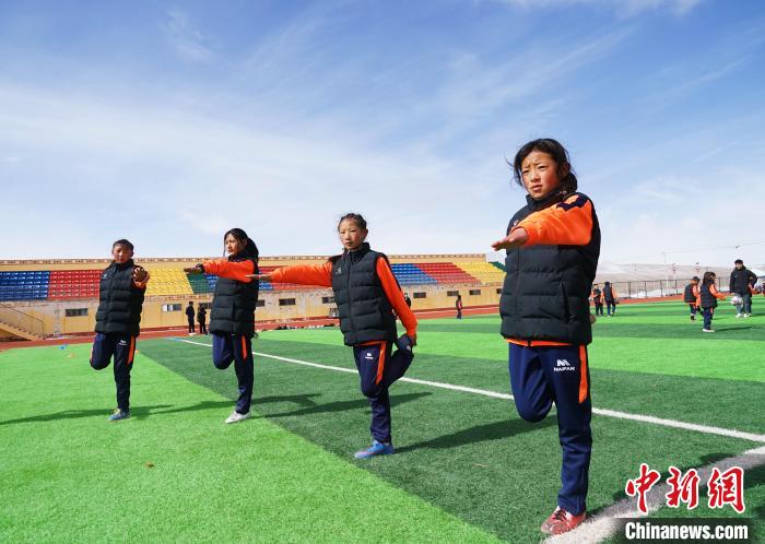 圖為孩子們正在熱身?！●R銘言 攝