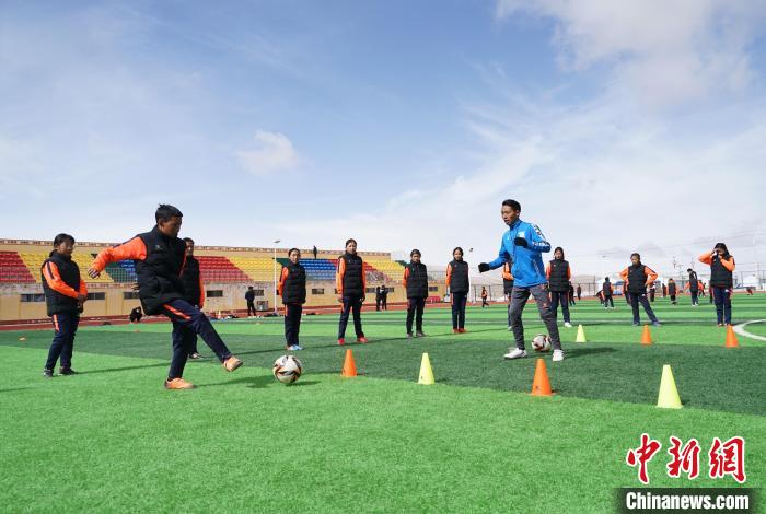 圖為孩子們正在進(jìn)行訓(xùn)練?！●R銘言 攝