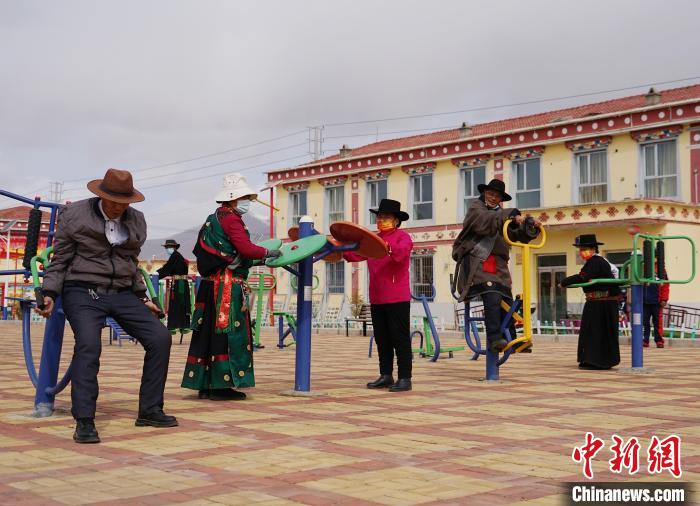 圖為老人們使用健身器材鍛煉身體?！●R銘言 攝