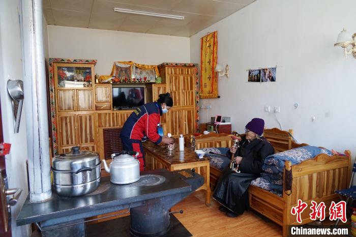 圖為敬老院護(hù)工為老人打掃屋內(nèi)衛(wèi)生?！●R銘言 攝