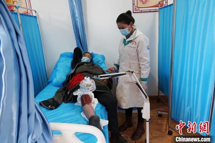 圖為敬老院醫(yī)生用藏藥為老人進(jìn)行治療?！●R銘言 攝