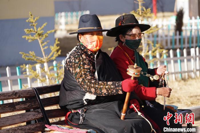 圖為敬老院老人在院內(nèi)曬太陽(yáng)轉(zhuǎn)經(jīng)桶?！●R銘言 攝