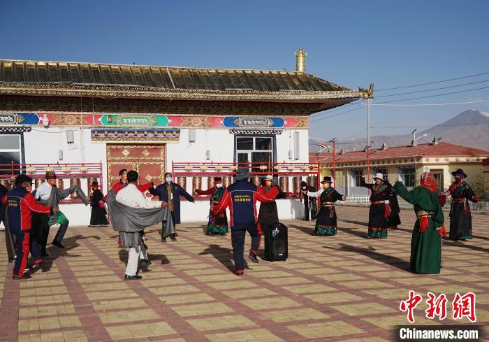 圖為老人們飯后跳起歡快的鍋莊舞蹈。　馬銘言 攝