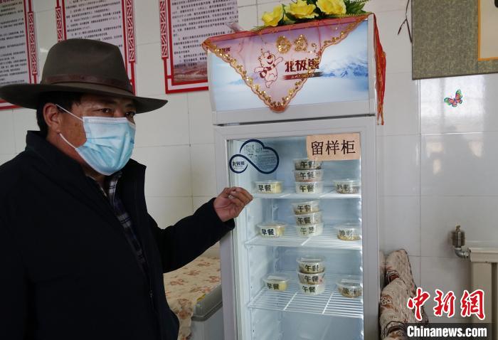 圖為敬老院院長(zhǎng)德高介紹，老人們的三餐均有留樣記錄。　馬銘言 攝