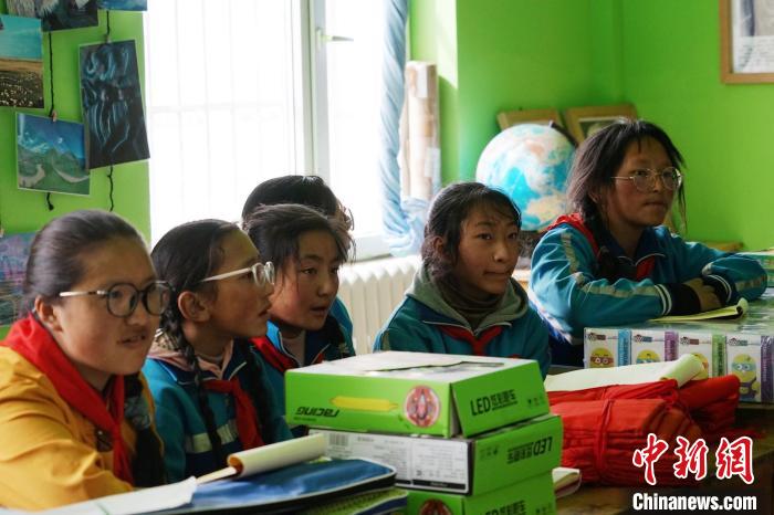 圖為學(xué)生正在認(rèn)真聽生態(tài)課。　馬銘言 攝