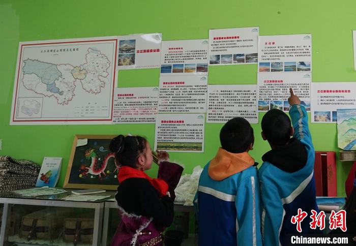 圖為學(xué)生在生態(tài)課堂上了解三江源國(guó)家公園知識(shí)?！●R銘言 攝