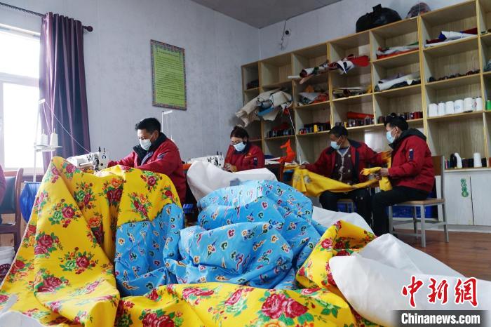 圖為工人們正在制作帳篷?！●R銘言 攝