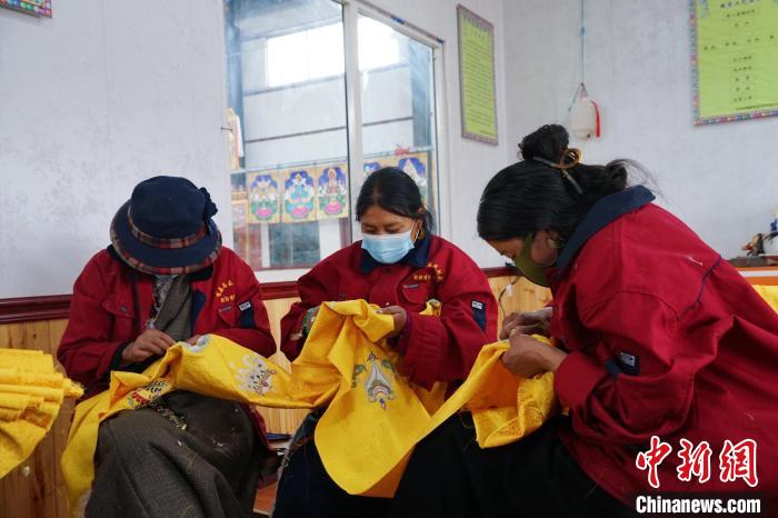 圖為工人正在制作哈達(dá)?！●R銘言 攝