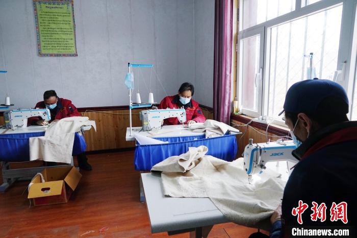 圖為員工正在制作藏服?！●R銘言 攝