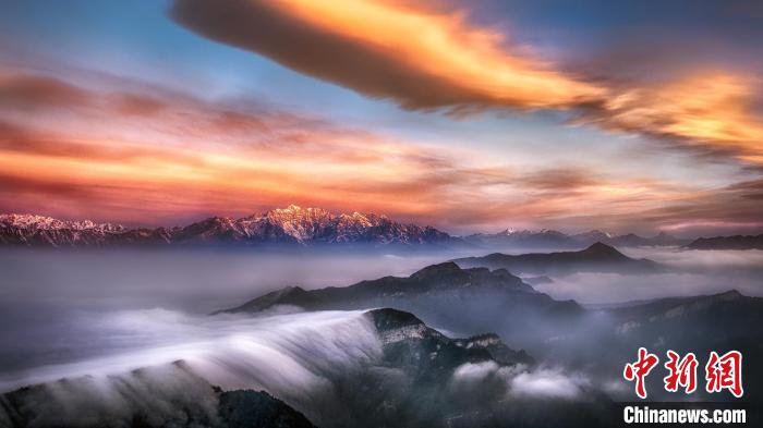 牛背山霞光?！∥挠宴?攝