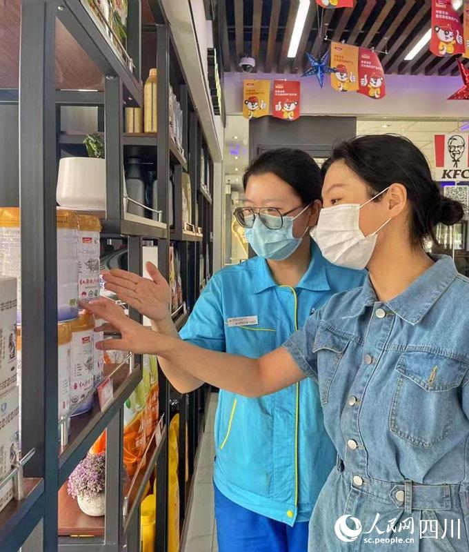 顧客可以在川內中國石油加油站便利店內選購到品質純正的紅原奶粉。張霞攝