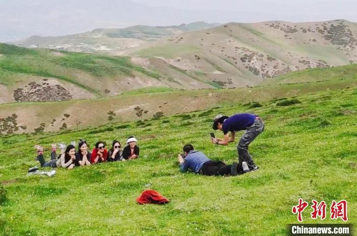 圖為民眾在草原留影?！⑿憔?　攝