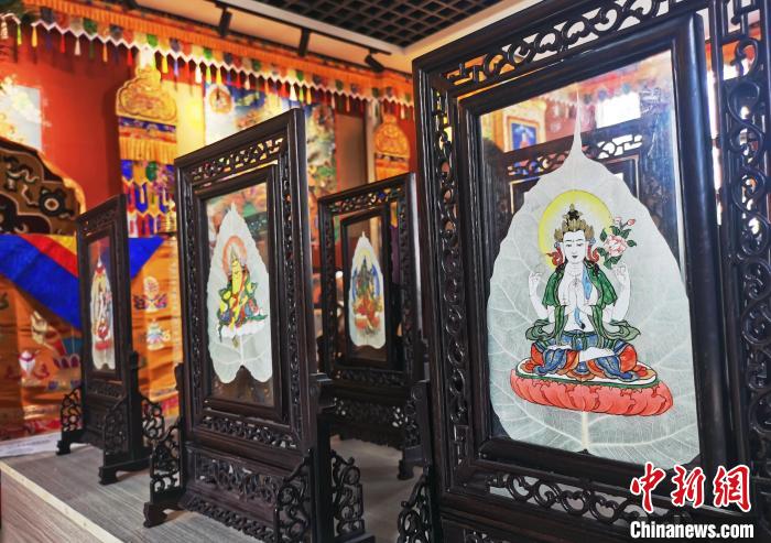 圖為久美尖措創(chuàng)作的藝術(shù)品?！?zhí)砀?攝