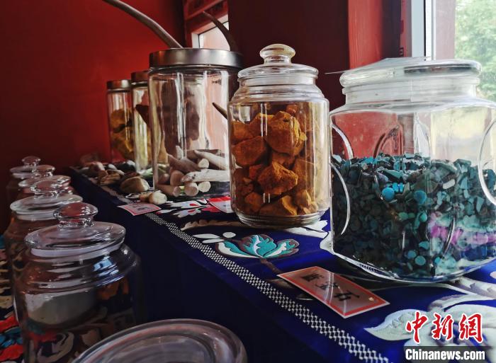 圖為唐卡繪畫(huà)礦物顏料展示。　張?zhí)砀?攝